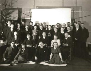 Dresden. Gruppenbild der Belegschaft der Landesbildstelle Sachsen zu Weihnachten