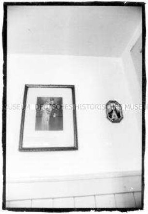 Gerahmtes Hochzeitsfoto und Marienbild an der Wand (Sonderthema: Familienbilder)