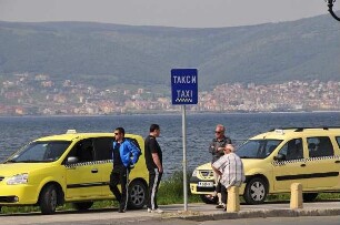 Nessebar - Taxihalteplatz : Taxifahrer warten auf Fahrgäste. Aufgenommen in Alt-Nessebar am 19. Mai 2011