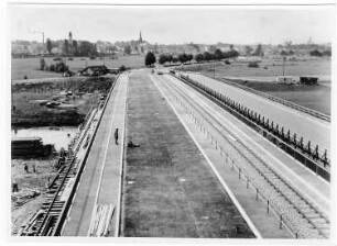Die neue Kinzigbrücke in Kehl mit der Behelfsbrücke
