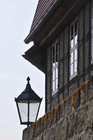 Quedlinburg - Laterne : Laterne an einem Haus am Schlossberg, aufgenommen in Quedlinburg am 6. April 2014. Foto Uwe Gerig