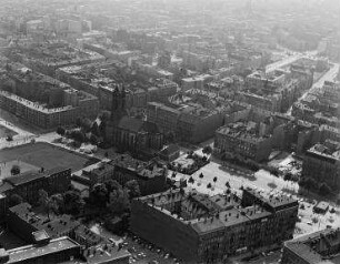 Luftaufnahme, Blick von Osten auf die Kath. St. Matthias-Kirche. Berlin-Schöneberg, Winterfeldtplatz