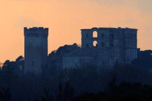 Frankreich. Provence. Bouches du Rhone. Abbaye Montmajour. Im Abendlicht