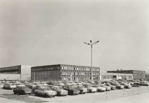 Dresden-Seidnitz, Bodenbacher Straße 81. Werk II des Kombinats Robotron, Industrieanlage des VEB Robotron-Elektronik (1970-1974; H. Siegert, K. Vogel). Ansicht von Westen mit Parkplatz