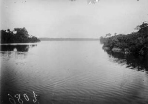 Flusslandschaft : Der Fluss Arwuimi und die umgebende Landschaft