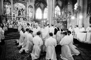 Freiburg: Priesterweihe im Münster, Priester segnen Diakone reihum