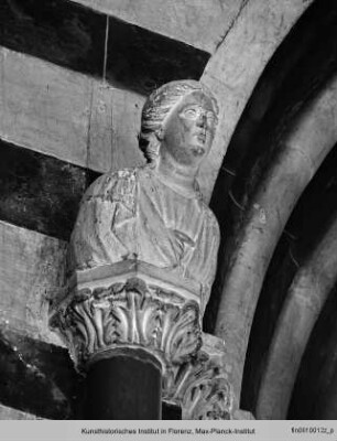 Heiligenbüsten zu Seiten der Obergadenfenster : Halbfiguren im Langhaus