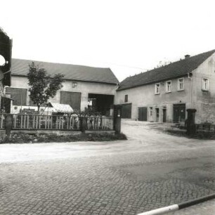 Großerkmannsdorf, Hauptstraße 37. Dreiseithof (1850). Straßenansicht von Scheune und Seitengebäude