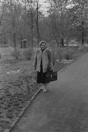 Berta Pisarek im Park
