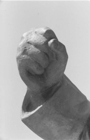 Thälmanndenkmal : Thälmanndenkmal. Bronze; Höhe 170 cm (Statue) (1958; W. Arnold). Geballte Faust. Weimar, Platz der 51.000