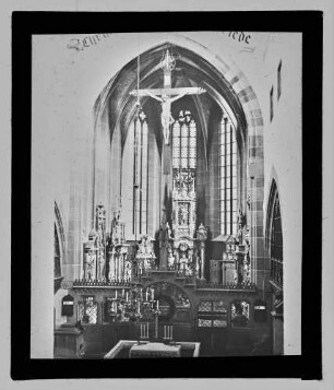 Innenraum mit Altar der Stiftskirche Wertheim