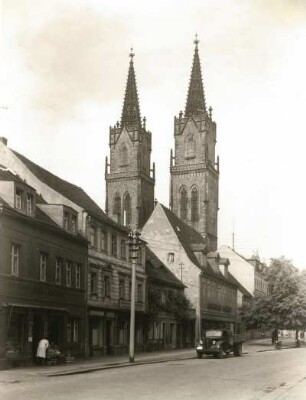 Oschatz, Blick auf die Türme der Ädigienkirche : Ansicht von Südwesten von der Promenade aus