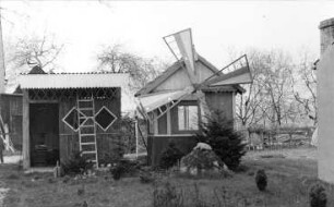 Rietschen-Daubitz. Gartenlaube mit Flügeln