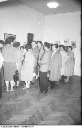 Zwickau. Schumann-Fest 1956. Konzertveranstaltungen. Besucher im Robert-Schumann-Haus Zwickau, Hauptmarkt 5, Ecke Münzstraße
