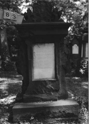 Grabstein 83 [Hahn S. 49f. Grab-Nr. 1527]