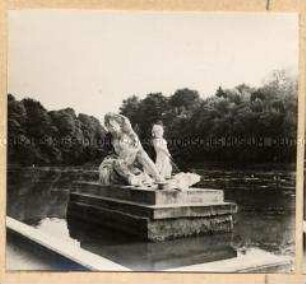 Sokel mit Statuen im See in Schwetzingen