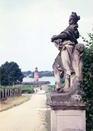 Statue "Tänzerin" und Leuchtturm Moritzburg : Statue "Tänzerin". Sandstein; Höhe ca 1,80 m. Gartenanlage am Fasanenschlößchen Moritzburg. Blick auf Großteich mit Hafenanlage und Leuchtturm (um 1780)