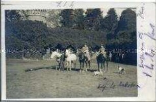 Berittene Soldaten mit Hunden, in einem Park