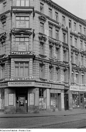 Sichtwerbung für das IV. Parlament der FDJ an Häusern in der Ernst-Thälmann-Straße