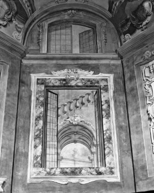 Scheinarchitektur hinter geöffneten Fenstern