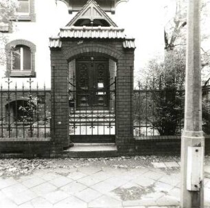 Cottbus, Schwanstraße 10. Villa (1900). Tor der Einfriedung
