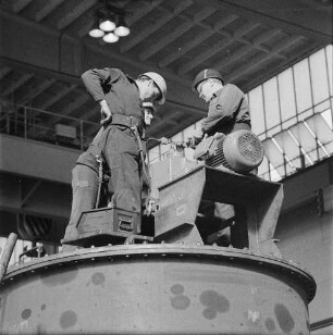 Rudisleben. VEB Chemieanlagenbau Erfurt - Rudisleben. Produktionsbereich Behälterbau. Monteure auf einem Stehkessel
