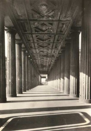 Berlin, Säulengang des Alten Museums auf der Museumsinsel : Berlin-Mitte, Bodestraße 1-3. Neues Museum. Säulenhalle (Entwurf von F. A. Stüler)