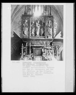 Altar im geöffneten Zustand: Madonna mit Kind, flankiert von weiblichen Heiligen