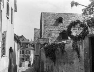 Rüdesheim, Straußwirtschaft : Rüdesheim am Rhein. Gasse mit Straußwirtschaft