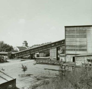 VE Braunkohlenkombinat Senftenberg, Brikettfabrik Sonne (I 1952-1954, II 1961-1962). Abschnitt Bunker / Rohkohleaufbereitung, Schrägbandbrücke mit Vorbrecherstation : Freienhufen. VE Braunkohlenkombinat Senftenberg, Brikettfabrik Sonne (I 1952-1954, II 1961-1962). Abschnitt Bunker / Rohkohleaufbereitung, Schrägbandbrücke mit Vorbrecherstation