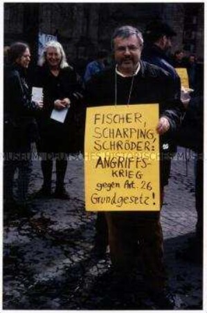 Alfred Kerger bei der Mahnwache gegen den Jugoslawien-Krieg auf dem Münsterplatz in Bonn