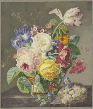 Blumen in einem geflochtenen Korbbei einem Vogelnest