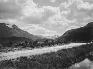 Samedan : Blick über den Inn in Richtung Samedan, im Hintergrund Gebirge
