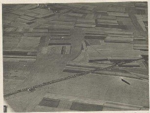 Einzelne Bildtafel "Aufnahmen des Landungsplatzes bei Mintraching. Aufnahmehöhe 850-900 m, Entfernung in der Luftlinie 2 bis 2 1/2 km": Ansicht von Nordwesten (oben links Mintraching)