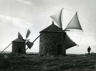 Uralte Windmühlen am Atlantik, Portugal