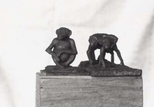 Sitzender Affe und Laufendes Affenpaar : Zwei Affenstatuetten (vor 1945; E. Richter). Dresden-Südvorstadt, Eisenstuckstraße