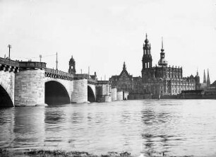Dresden, Blick nach Süden auf Augustusbrücke, Georgentor und Katholische Hofkirche