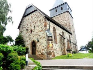Langhaus (Gotisch 15 Jhd) mit Strebepfeilern und ehemaligem Speichergeschoß von Südwesten sowie Kirchturm (Gotisch-14 Jhd-querrechteckig) in Übersicht