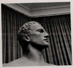 Paris, Bildhauer Professor Arno Breker, Figur "Dionysos", Kopf (Seitenansicht)