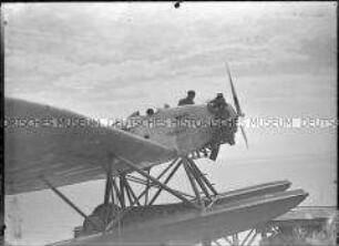 Mann im Cockpit des Katapultflugzeugs HE 12 D-1717, an Bord des Hochseepassagierdampfer "Bremen"