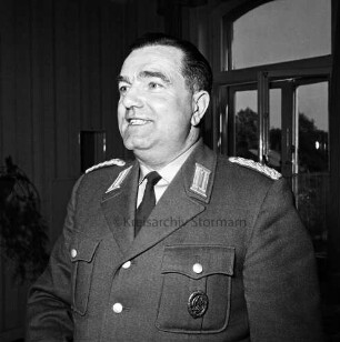 Polizeiinspektion Bad Oldesloe: neuer Leiter Polizeirat Werner Schedalke in seinem Büro: rechts dahinter Fenster