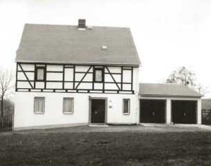 Sayda-Ullersdorf. Gehöft, Nr. 15. Wohnhaus mit Garagenanbau, Hoffront