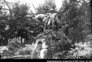 Wallanlagen und Gebäude in Wolfenbüttel Enthält: Denkmal Herzog August des Jüngeren auf dem Stadtmarkt