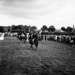 Sportveranstaltung: Pferdeleistungsschau: Turniergemeinschaft Stormarn-Süd mit Reit- und Fahrverein Trittau und Umgebung von 1922 e.V.: Ehrenrunde der Sieger-Reiterstaffel um Turnierplatz