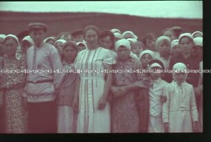 Gruppenaufnahme ukrainischer Menschen, überwiegend Frauen und Kinder
