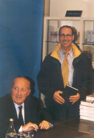 Peter Scholl-Latour, Buchautor / Publizist : Peter Scholl-Latour (geb. 1924; Journalist, Publizist), daneben (stehend) ein unbekannter Herr