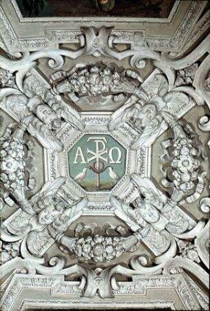 Plastische Ornamente und Christusmonogramm mit Alpha und Omega, Schlange und zwei Tauben (Symbol des idealen Apostels)