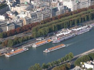 Blick vom Eiffelturm auf die Seine, Stadtzentrum Richtung Champs Elysees