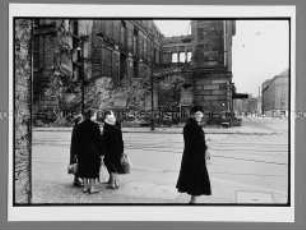 Ansicht einer Berliner Straße mit Hausruine