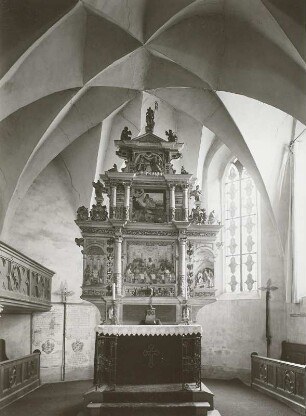 Taubenheim. Dorfkirche, Chorraum mit Altaraufsatz (1606 von Hans Köhler d. Ä.)